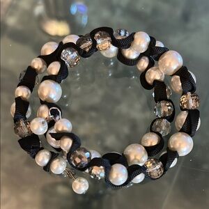 Elegant Black and White Pearl Bracelet